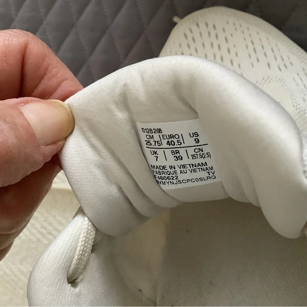 ASICS size 9M light oatmeal w/ taupe design logo on sides - Picture 6 of 6